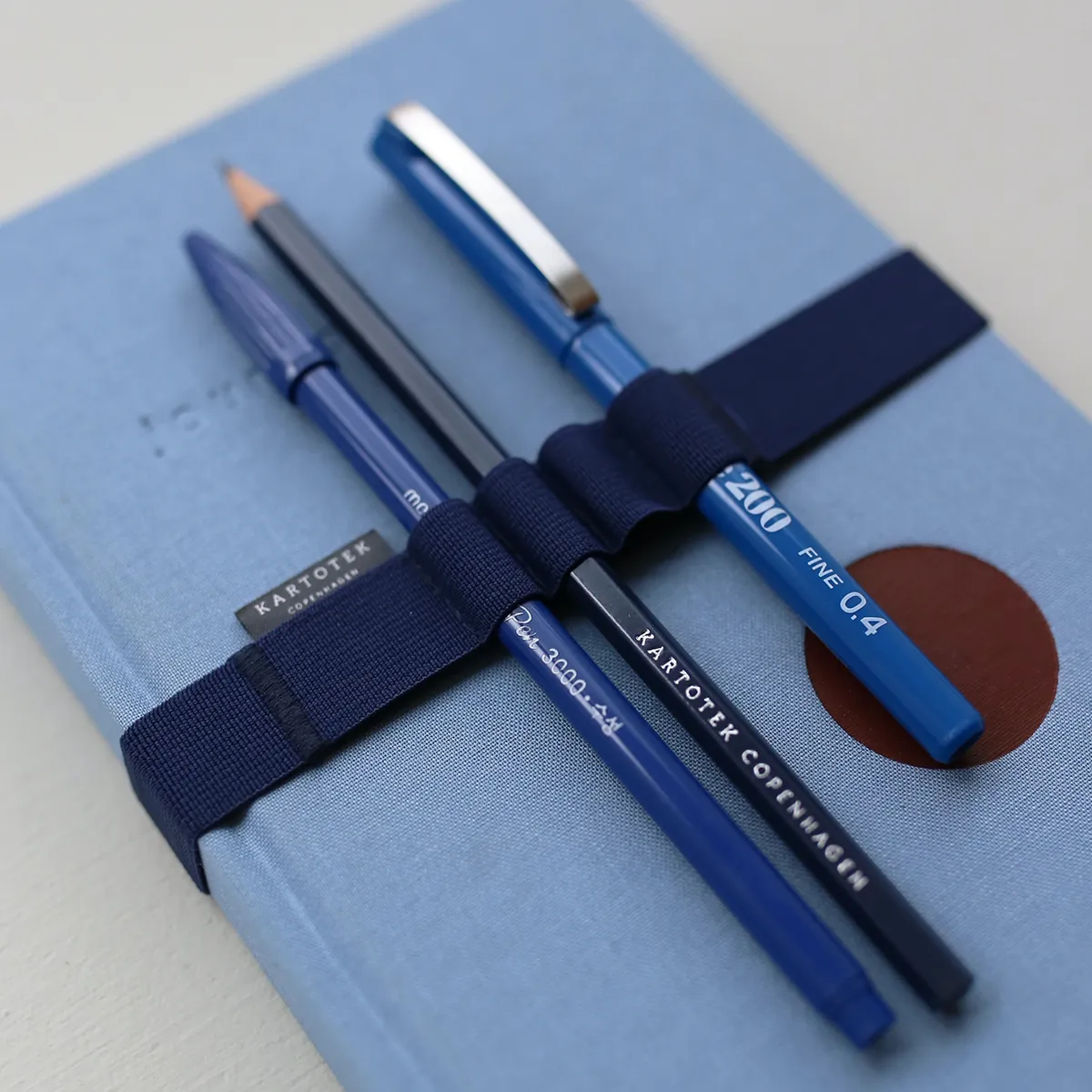 Kartotek Pen Strap A5 passant stylo bleu Oxford 4 stylos