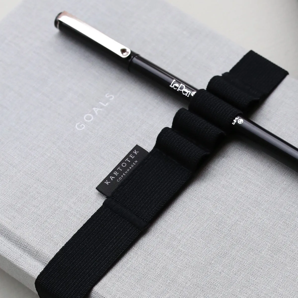 Kartotek Notebook Pen Strap A5 élastique 4 stylos noir